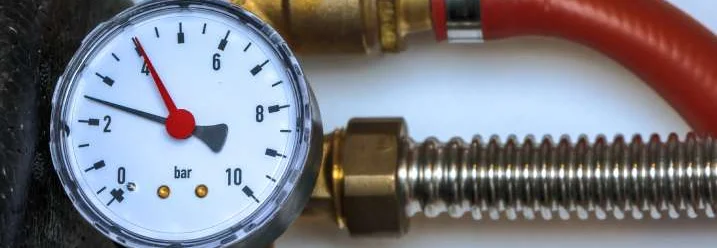 Manometer an einer Heizungsanlage, das den Wasserdruck anzeigt.